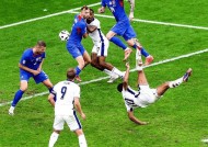 bob体育-英格兰队球员在比赛中力克对手取得胜利是哪一年