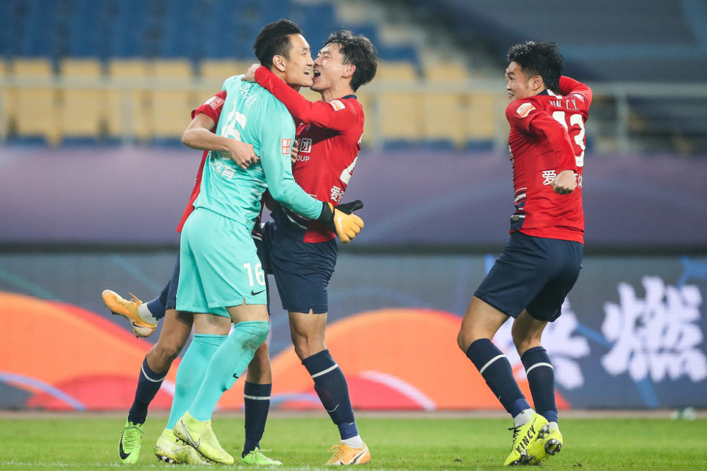 bob体育官方入口-沃尔回归助攻造神奇逆转，球队庆祝胜利的简单介绍  第2张